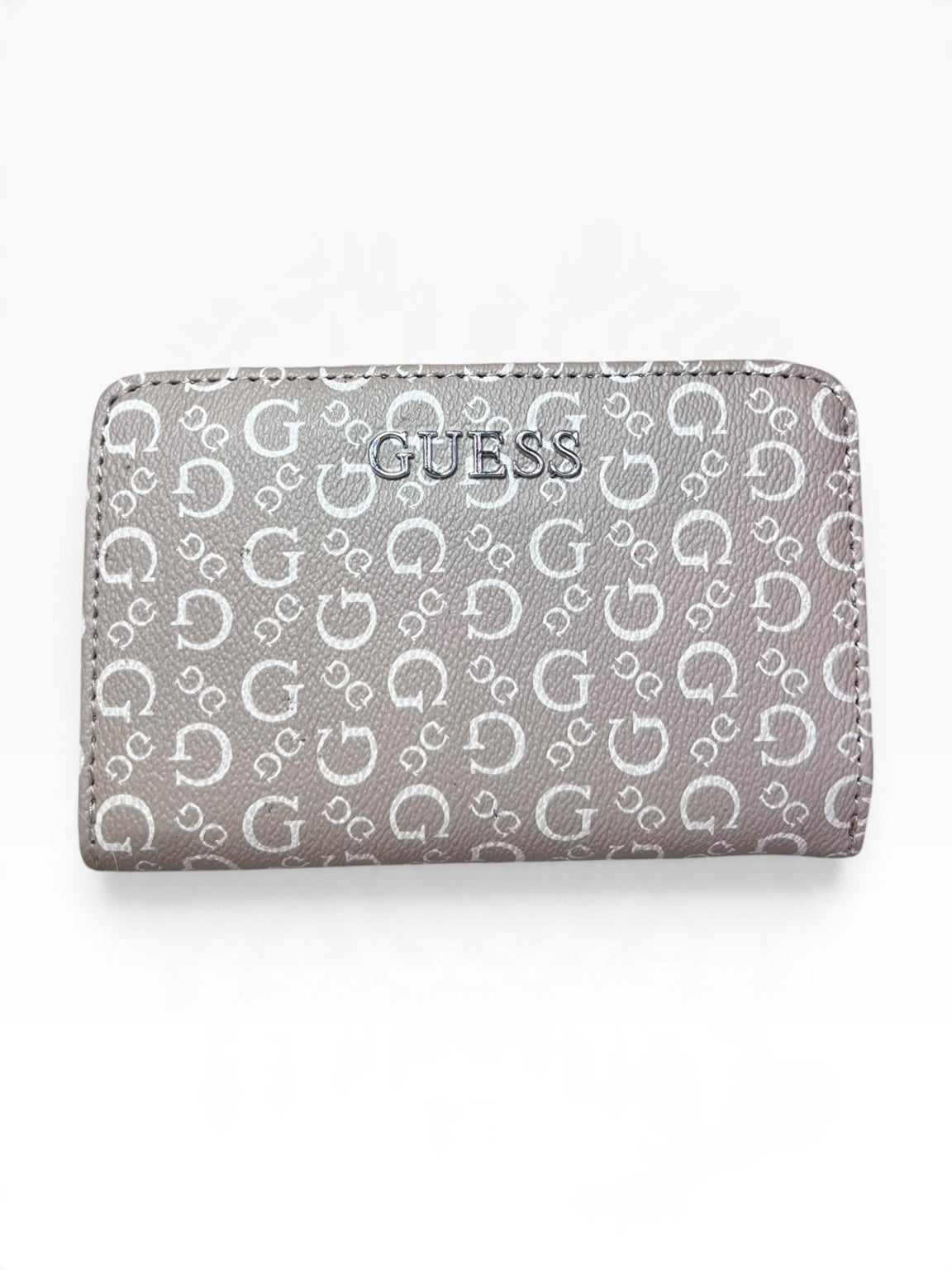 Cartera Guess compacta taupe con monograma blanco