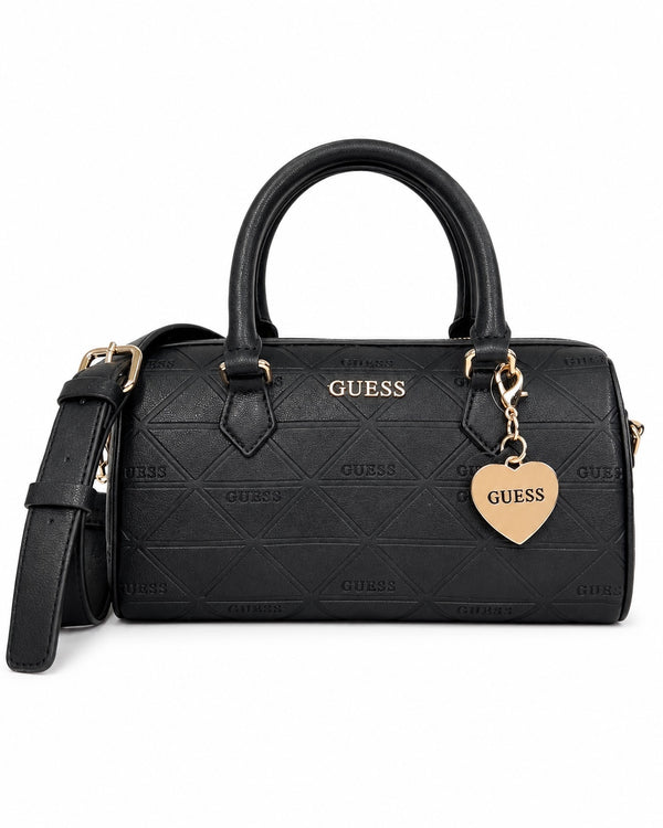 Bolsa Guess negra tipo baúl con charm de corazón y correa crossbody