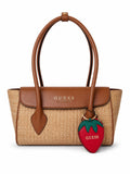 Bolso Guess estilo tote natural con café y llavero de fresa
