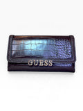 Cartera Guess azul oscuro con textura croc
