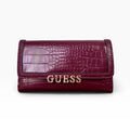 Cartera Guess color vino con textura croc