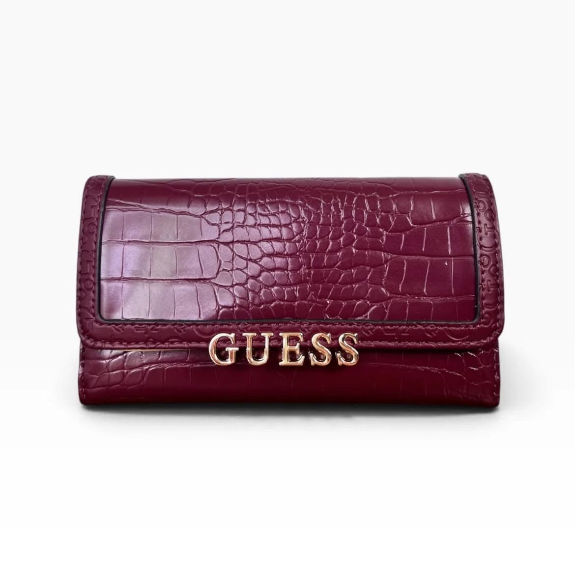 Cartera Guess color vino con textura croc