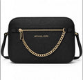 Bolsa Michael Kors crossbody negra con cadena dorada