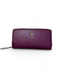 Cartera Tommy Hilfiger color vino con cierre y monograma